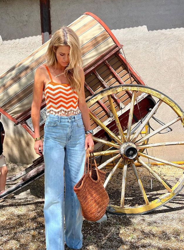 Amelia Bono con top crochet de Sandro y vaqueros de Zara