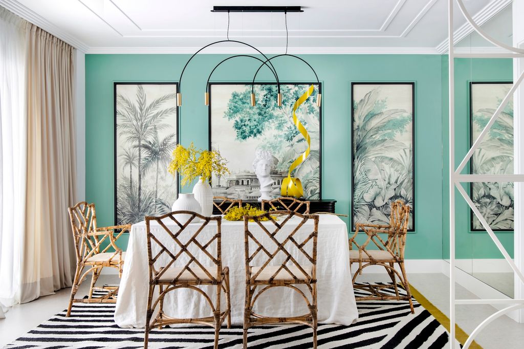 Comedor con pared decorada con cuadros.