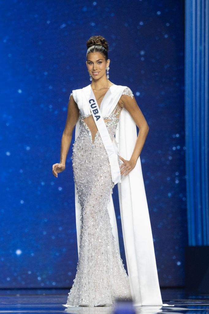 Lina Luaces se despide de la corona de Miss Universe Cuba