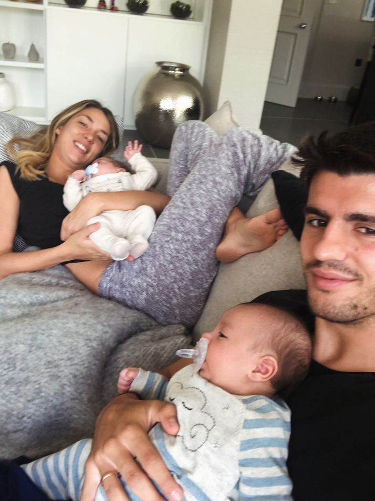 La famila al poco tiempo de haberse convertido en padres por primera vez