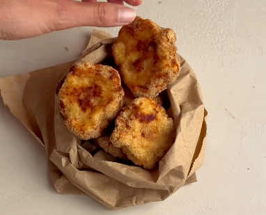 Los 'nuggets' se forman, se pasan por pan rallado y se meten en la freidora de aire con unas gotas de aceite.