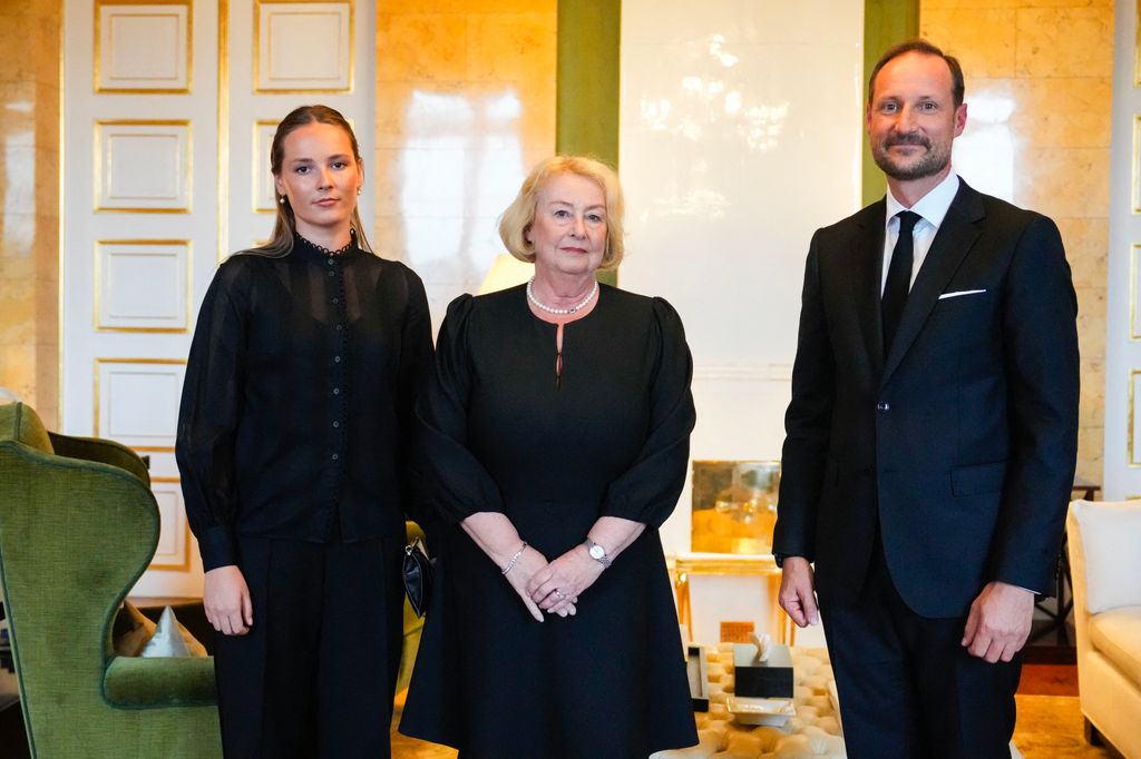 Haakon de Noruega y su hija, la princesa Ingrid, hoy con la presidenta del Tribunal Supremo del país nórdico