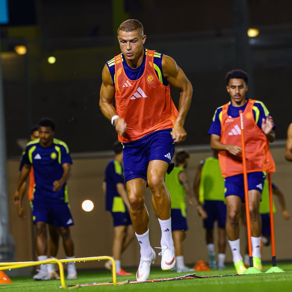 El capitán del Al-Nassr ha reaparecido sobre el césped con el cabello mucho más claro y un mensaje que resume su regreso: "Back"