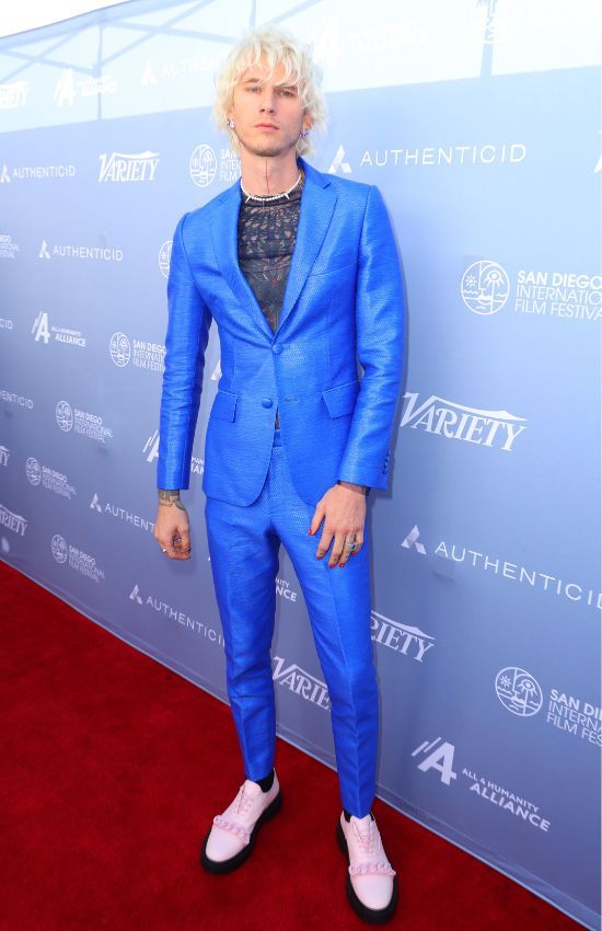 Machine Gun Kelly sin Meghan Fox en el estreno de su nueva película