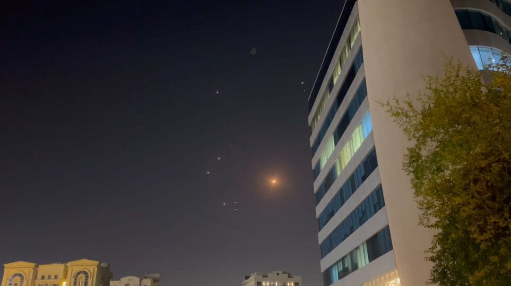 Imagen de los misiles cayendo y siendo interceptados este lunes sobre la ciudad de Doha