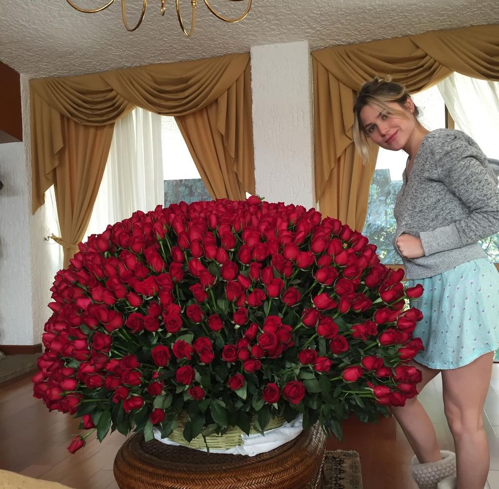 'Canelo' Álvarez le enviaba hermosos arreglos de rosas rojas a Fernanda desde hace una década.