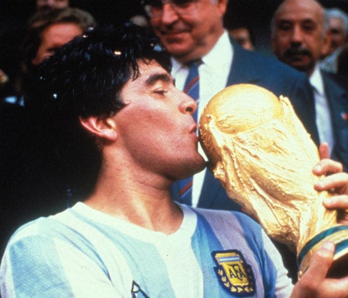 Maradona con la Copa del Mundo