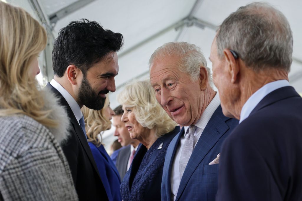 El alcalde de Nueva York, Zohran Mamdani, conversa con Carlos III durante su visita oficial, un encuentro marcado por la polémica petición de devolver el diamante Koh-i-Noor a India