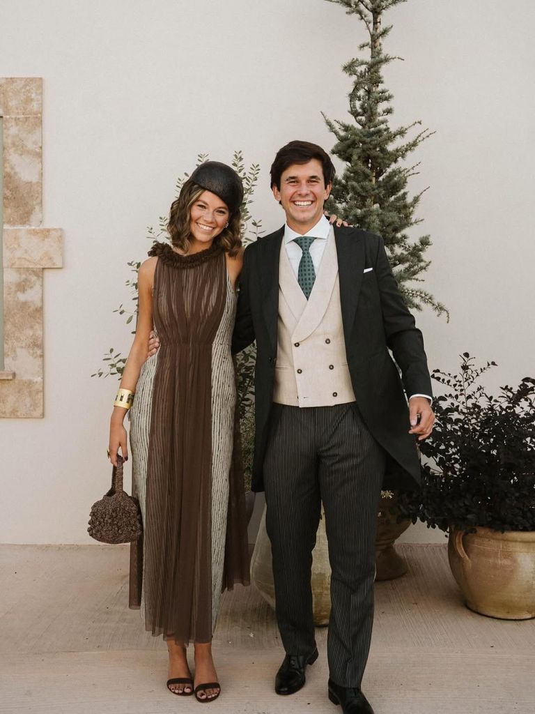 Invitada con look a medida de Poydel y tocado de Alium Alta Sombrerería