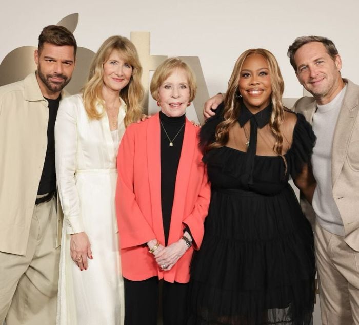 El cantante posa junto a parte del elenco de la serie 'Palm Royale'
