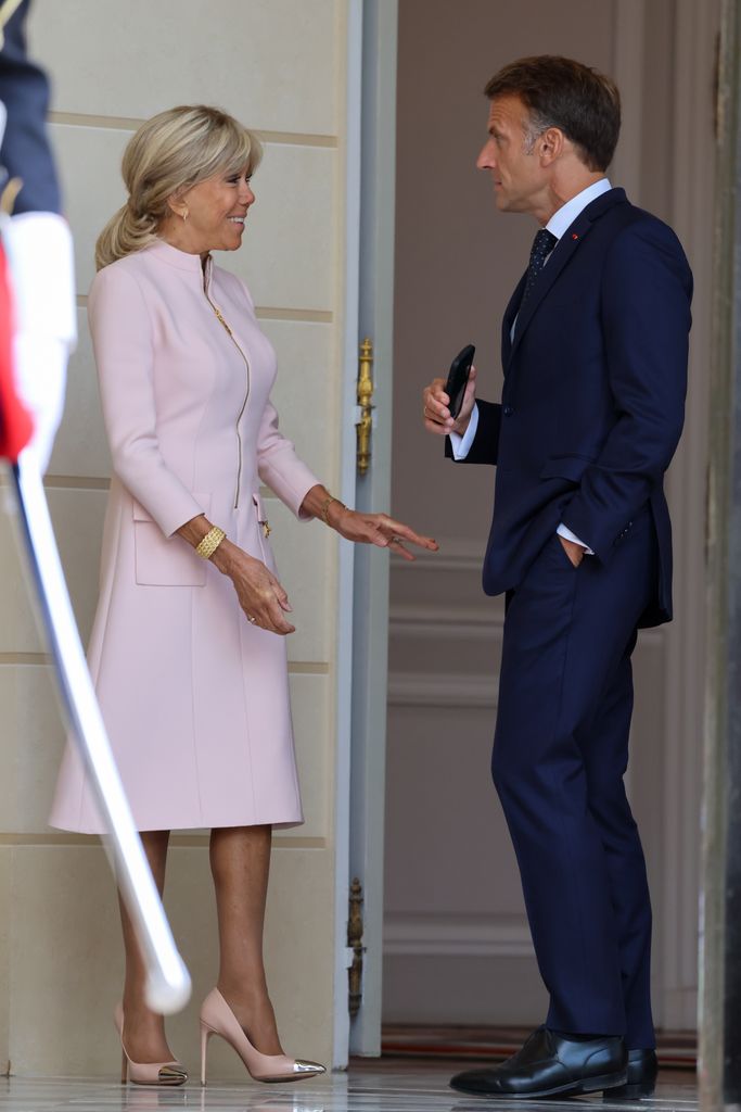 Brigitte y Emmanuel Macron charlan a la puerta del Elíseo