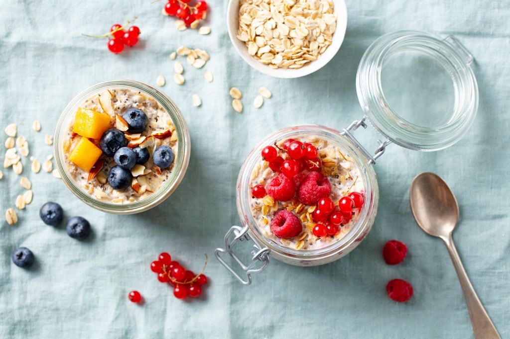 Las recetas de Overnight oats se pueden personalizar al gusto, pero todas deben tener la avena como ingrediente principal.