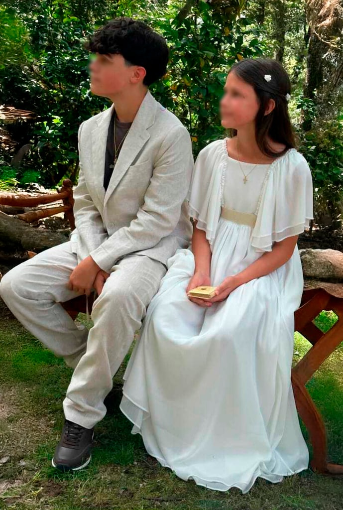 Una imagen de la comunión de Dylan (13 años) y Alma (10 años), los hijos menores del cantante Alejandro Sanz y la empresaria Raquel Perera