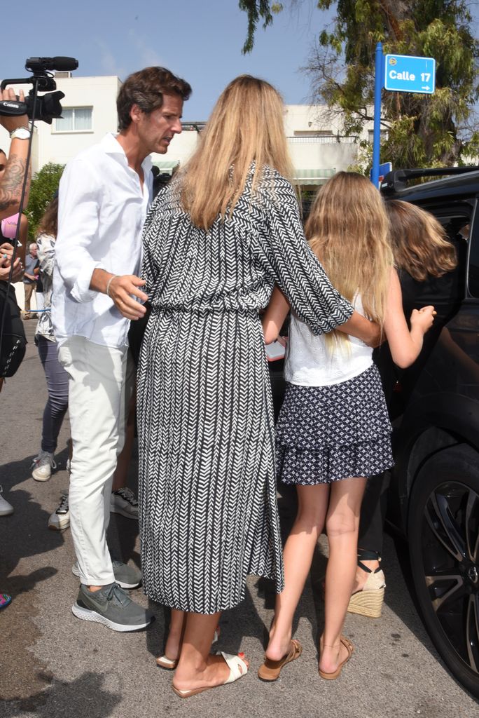 Carla Goyanes, Jorge Benguría, Cari Lapique y MiniCari en la misa de Caritina Goyanes en Marbella, 27 de agosto de 2024