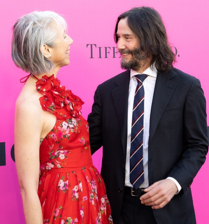 Keanu Reeves y Alexandra Grant riéndose 