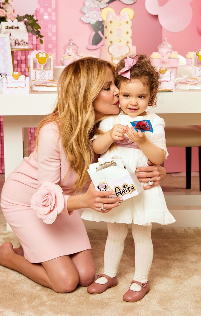 Ana Obregón dándole un beso a Anita