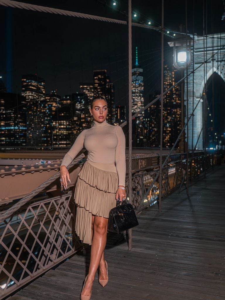 Georgina lució guapísima en su paseo nocturno por el Puente de Brooklyn.
