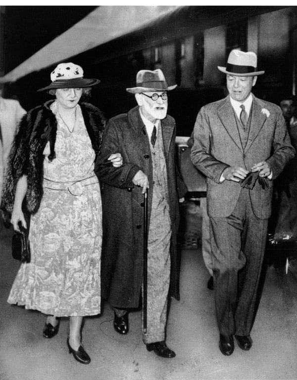 María Bonaparte junto a el psicólogo austriaco Sigmund Freud (en el centro de la imagen) en 1938 