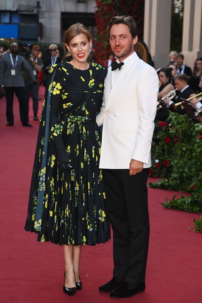 La princesa Beatriz de York y Edoardo Mapelli Mozzi en el Teatro Royal Drury Lane el 14 de septiembre de 2023 en Londres, Inglaterra.