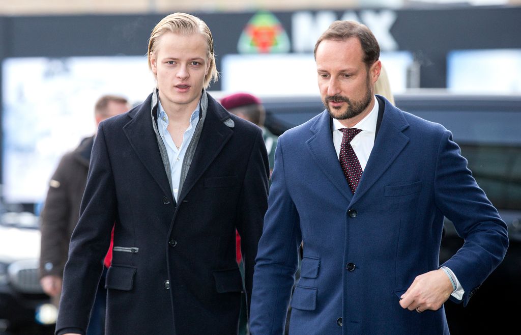 Príncipe Haakon junto Marius Borg 