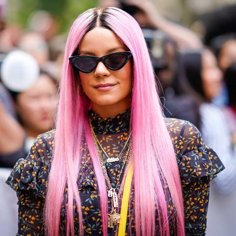 Lily Allen con cabello color rosa