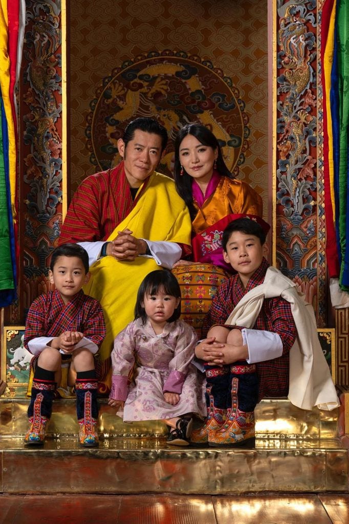 Los reyes de Bután con sus tres hijos dragones