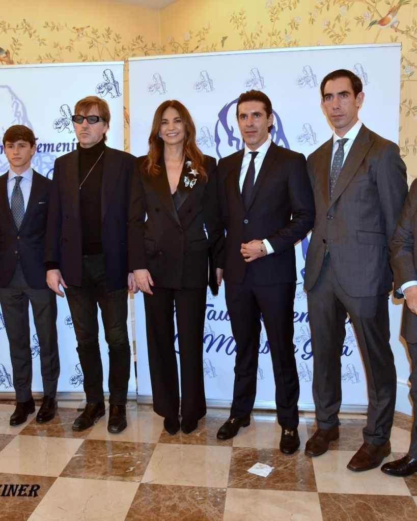 Mariló Montero con traje negro y broche.