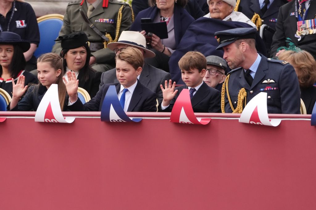 El príncipe Guillermo con sus hijos en los actos por el 80 aniversario del fin de la Segunda Guerra Mundial 