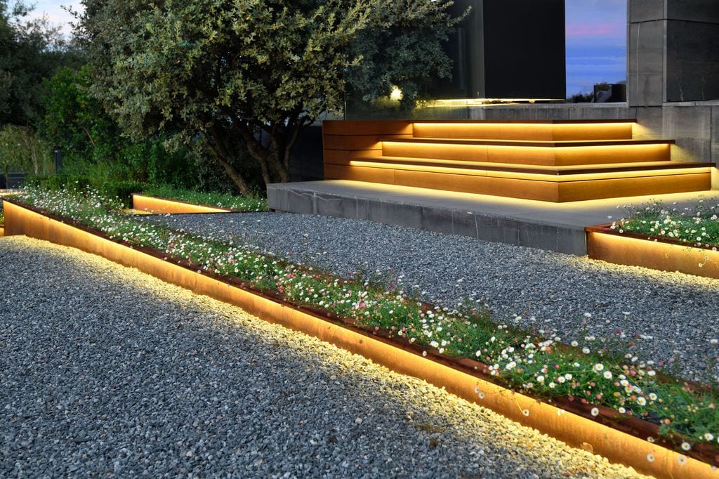 Caminos y escaleras de un jardín iluminados
