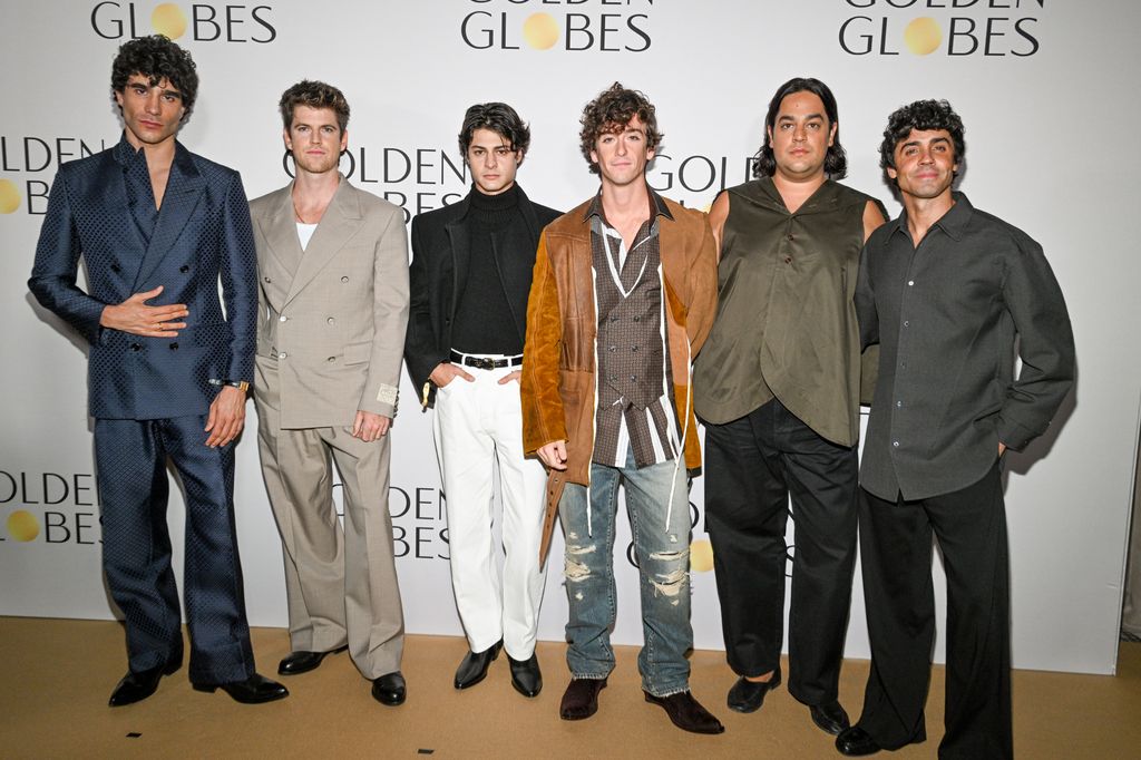 Los Javis junto al reparto de 'La bola negra' en la fiesta Road to the Golden Globes