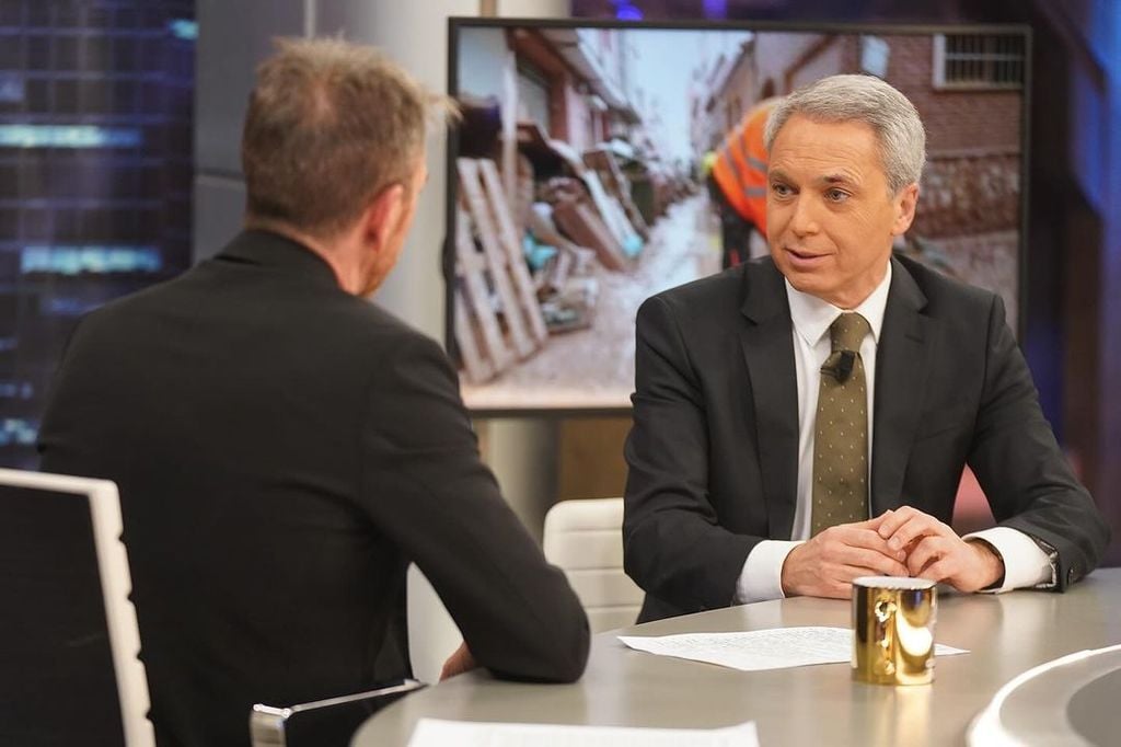 Plano medio de Pablo Motos con Vicente Vallés en El Hormiguero