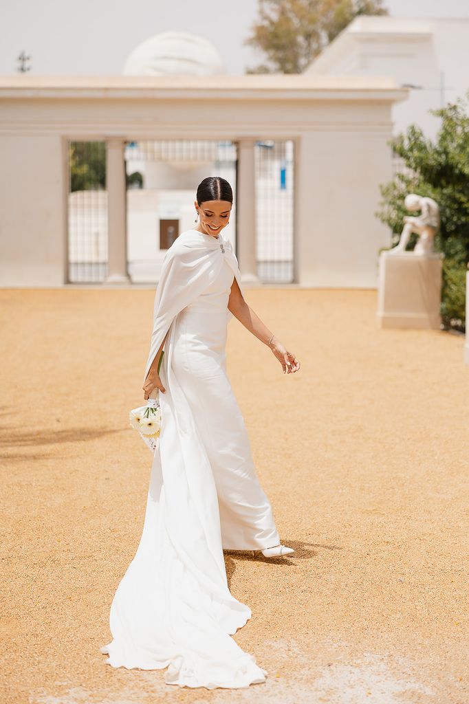 Vestido de novia de María Barragán con capa desmontable