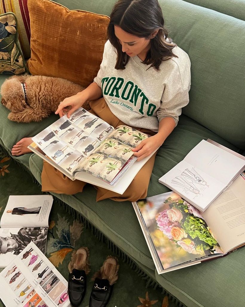 Tamara Falcó rodeada de libros