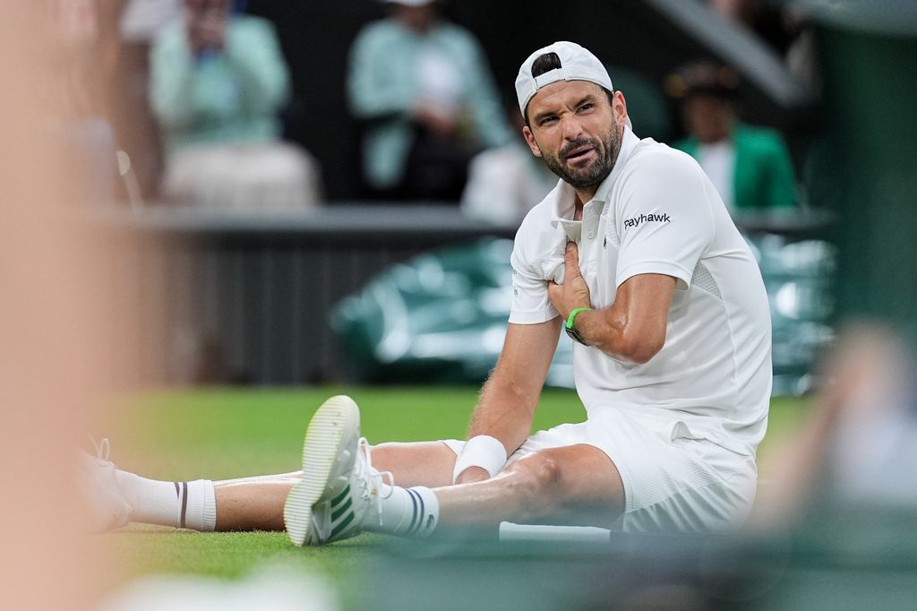 Grigor Dimitrov, quejándose de un intenso dolor en el pecho en medio de su partido con Sinner.