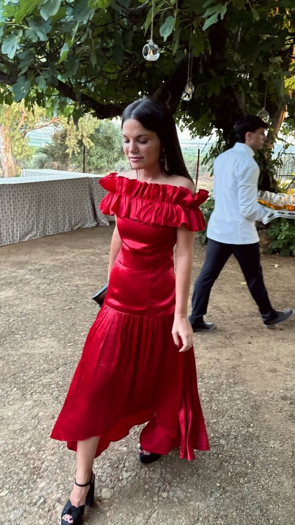 Paz Linares Lago de Lanzós con su deslumbrante vestido rojo