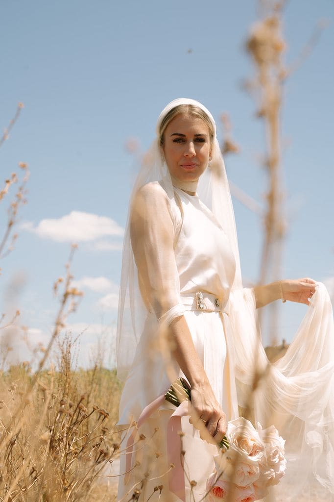 Nerea con vestido de novia de Laura Ponte y velo estilo 'julieta'