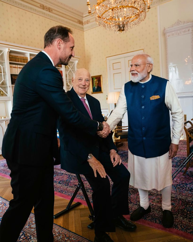 El rey Harald y el príncipe Haakon en una audiencia con el primer ministro indio, Narendra Modi, 