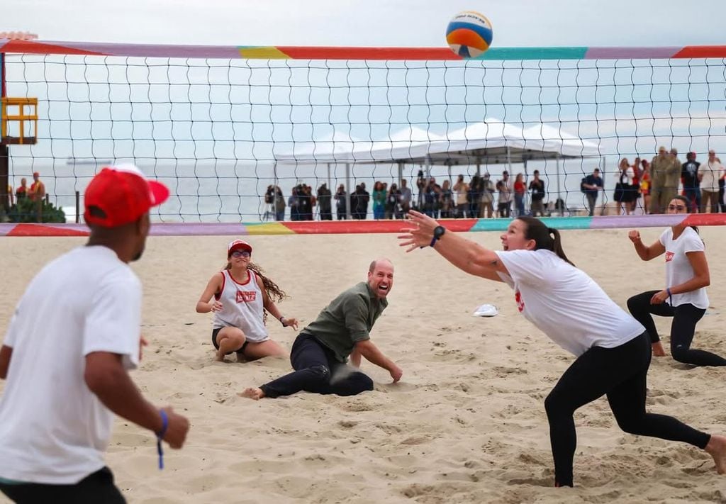 Noviembre: El Príncipe de Gales juega voleibol en Copcabana antes del Earthshot Prize 2025 en Río de Janeiro.