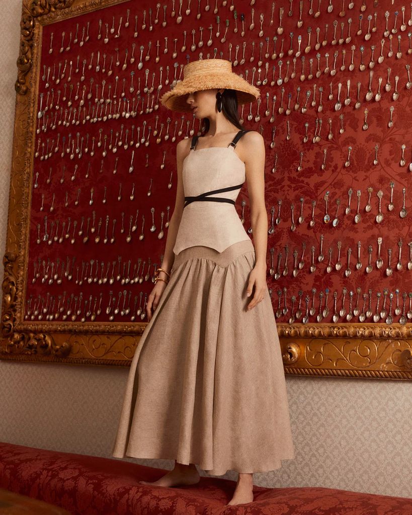 Vestido de invitada de lino con tirantes de The IQ Collection