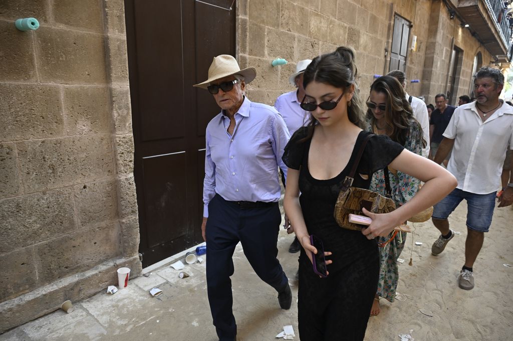 Michael Douglas junto con su hija Carys en Menorca