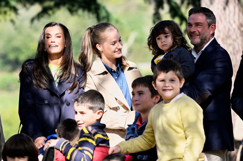 La reina Letizia y la princesa Leonor visitan las iglesias de Arroes, Pión y Candanal, galardonadas como los Mejores Pueblos Asturianos de 2023