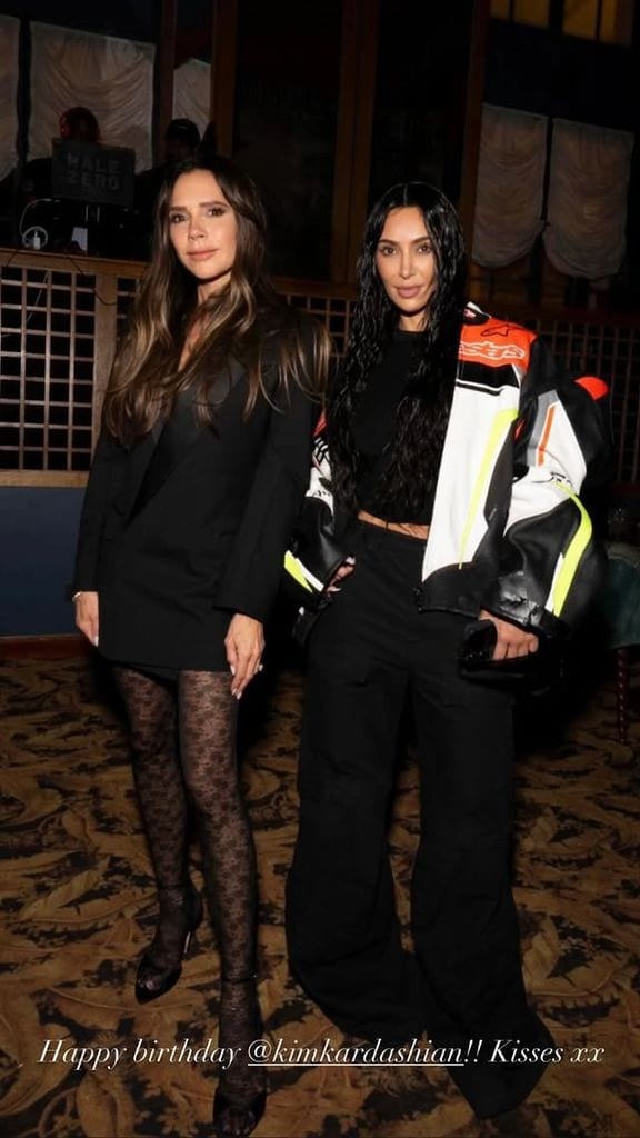 Victoria Beckham felicitó a Kim Kardashian por su cumpleaños 45.