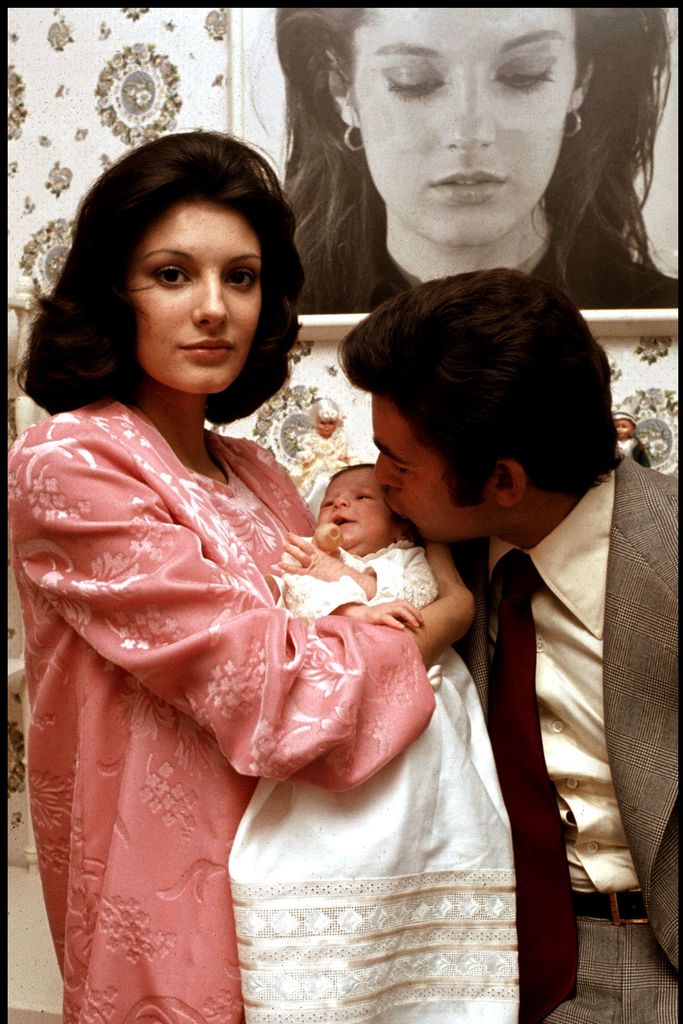El torero Francisco Rivera y Carmen Ordóñez posan con su primer hijo, Fran Rivera, en la habitación infantil de su casa en Madrid