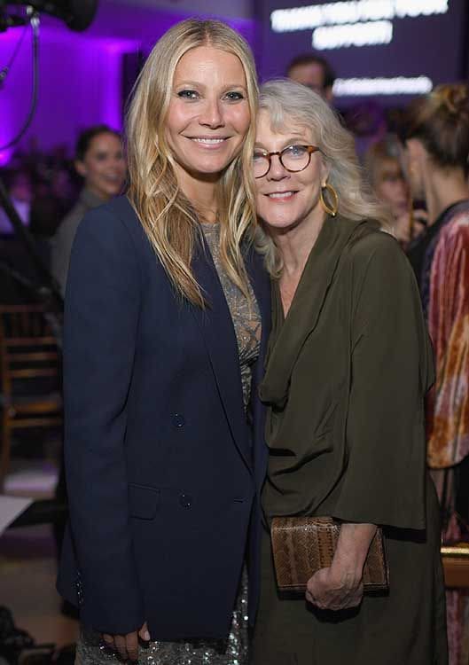 Blythe Danner y su hija Gwyneth Paltrow abrazadas en una gala solidaria 