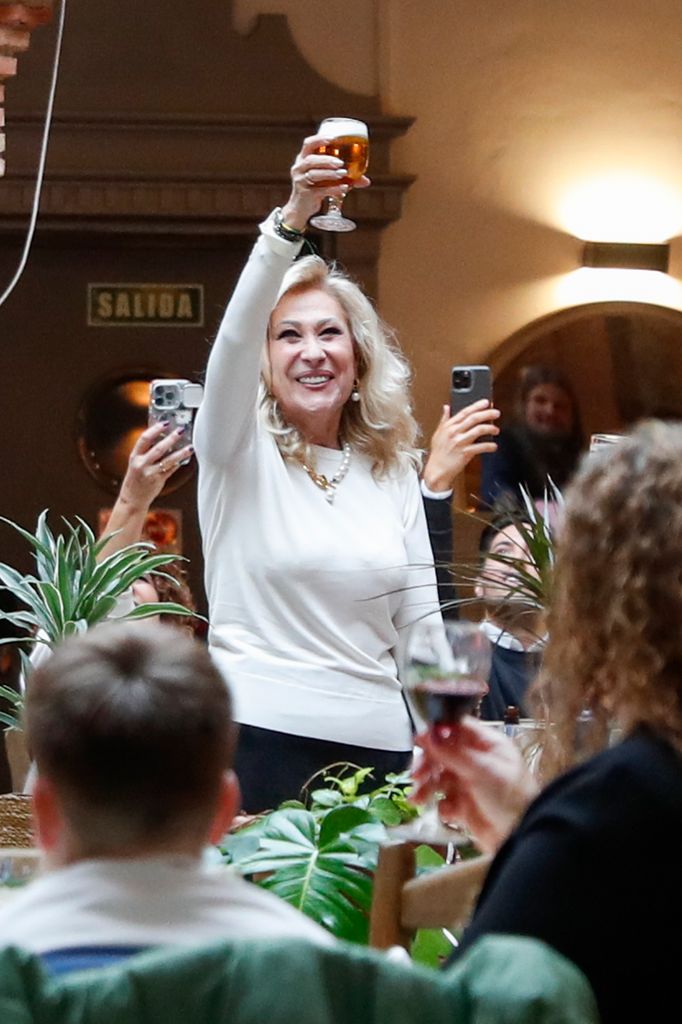 El brindis de Rosa Benito con sus invitados durante su 70 cumpleaños