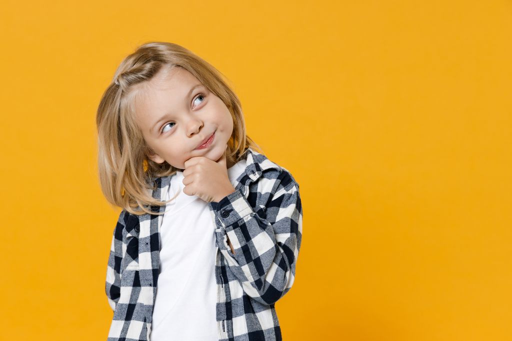 Niña pensativa mirando hacia arriba