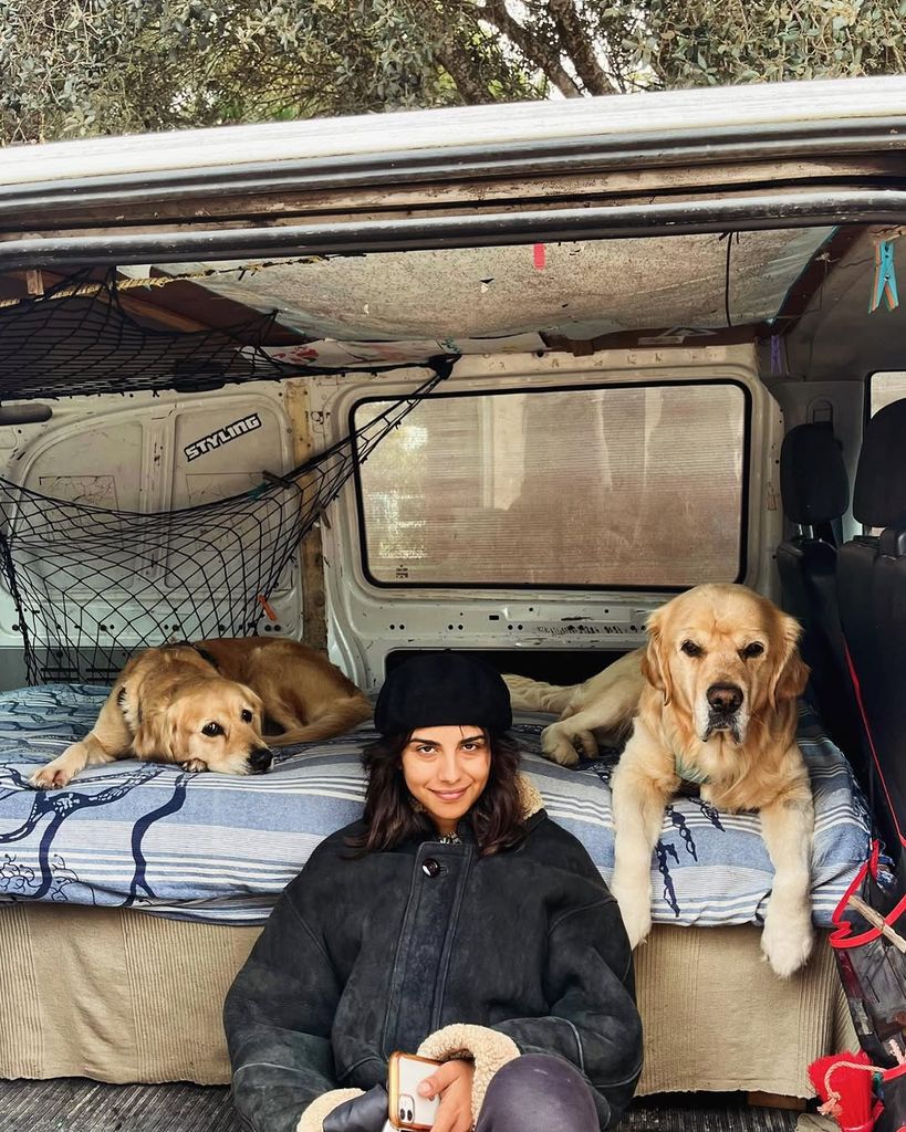 Lola viajando con caravana