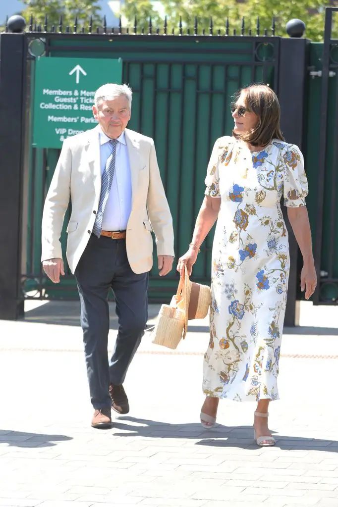 Michael y Carole Middleton lucieron glamorosos al salir a la calle en el noveno día de Wimbledon.
