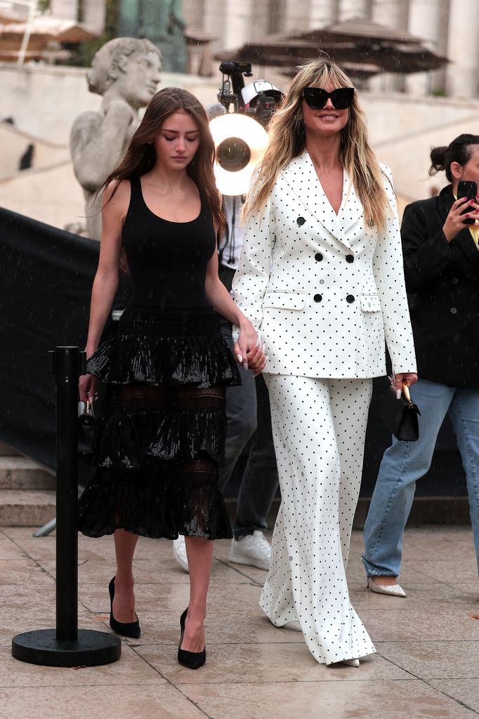 Leni Klum y Heidi Klum durante el desfile de Elie Saab Primavera/Verano 2026 (4 de octubre de 2025)