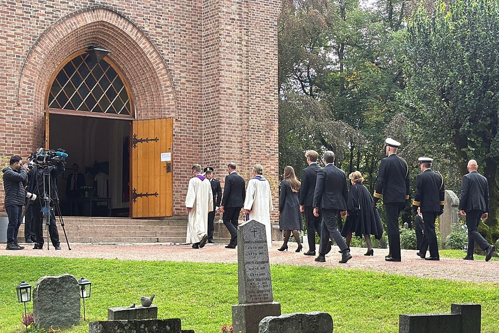 La comitiva real entrando a la iglesia de Asken donde se ha celebrado el funeral 
